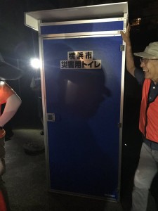 夜間防災訓練　ハマッコトイレ組み立て