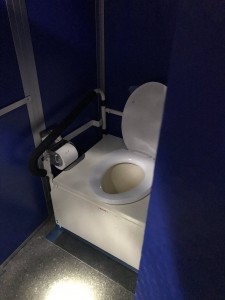 夜間防災訓練　ハマッコトイレ組み立て